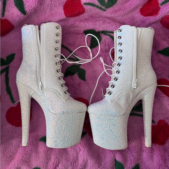 YRU Xtra- Mya White Star Glitter Platform Boots - Picture 4 of 15